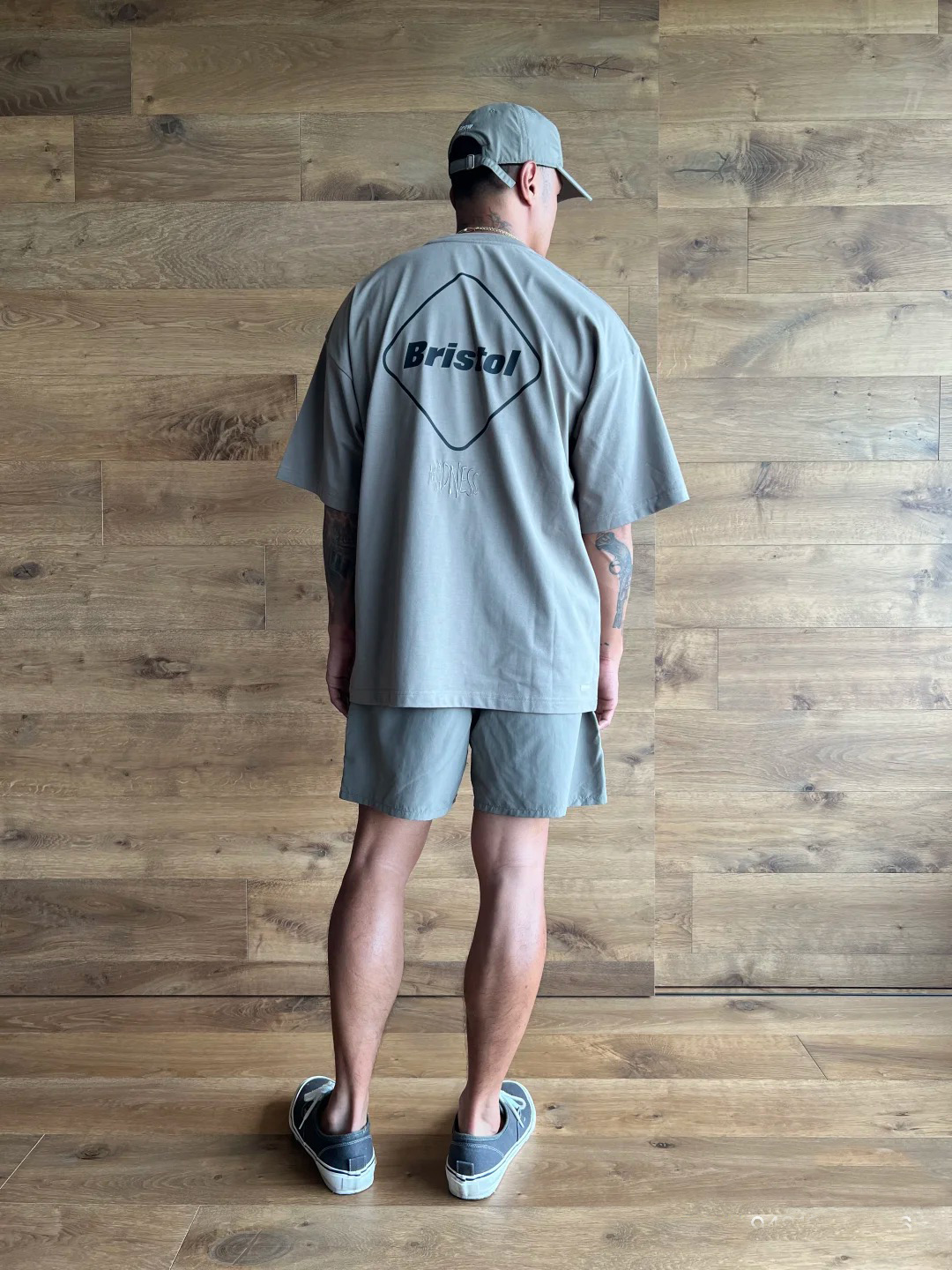 MADNESS X FCRB Double Box Logo - Urban Ethnic Fashion reseña y precio